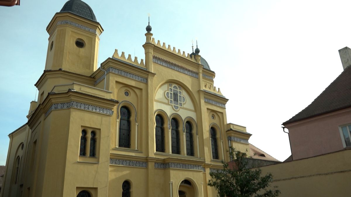 Nacisté ji vypálili, komunisté zkázu dovršili. Druhá největší židovská synagoga v Česku po trnité historii znovu ožívá